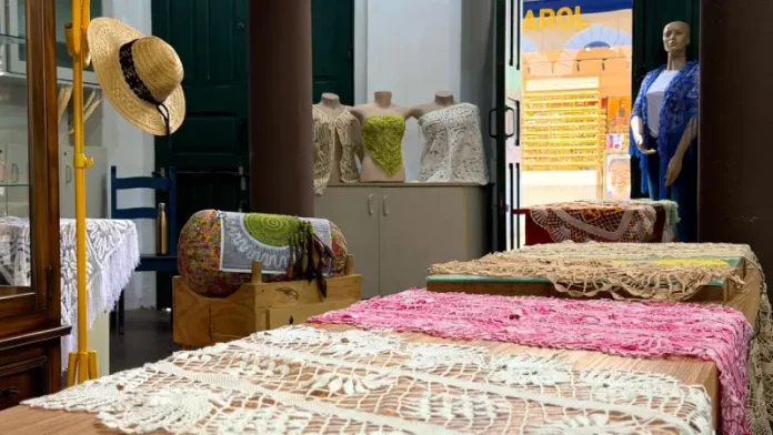 armazem-de-renda Artesanato em renda de bilro exposto no Armazém da Renda em Florianópolis, com peças produzidas por rendeiras para valorização cultural e comercialização ao público.