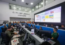 Centro Integrado de Operações da Defesa Civil de Santa Catarina durante reunião do GRAC para coordenar ações de resposta a desastres e atendimento a animais.