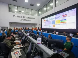 Centro Integrado de Operações da Defesa Civil de Santa Catarina durante reunião do GRAC para coordenar ações de resposta a desastres e atendimento a animais.