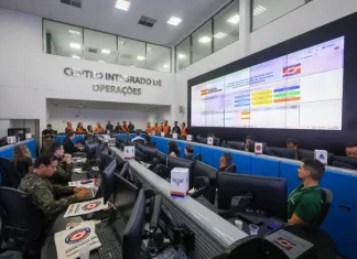 Centro Integrado de Operações da Defesa Civil de Santa Catarina durante reunião do GRAC para coordenar ações de resposta a desastres e atendimento a animais.