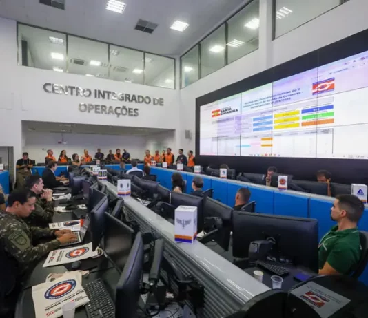 Centro Integrado de Operações da Defesa Civil de Santa Catarina durante reunião do GRAC para coordenar ações de resposta a desastres e atendimento a animais.