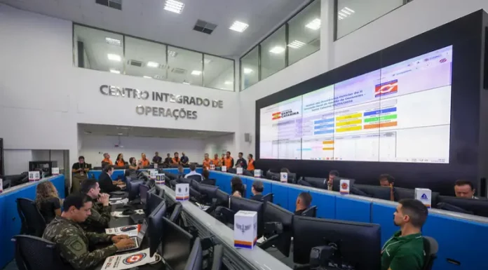 Centro Integrado de Operações da Defesa Civil de Santa Catarina durante reunião do GRAC para coordenar ações de resposta a desastres e atendimento a animais.