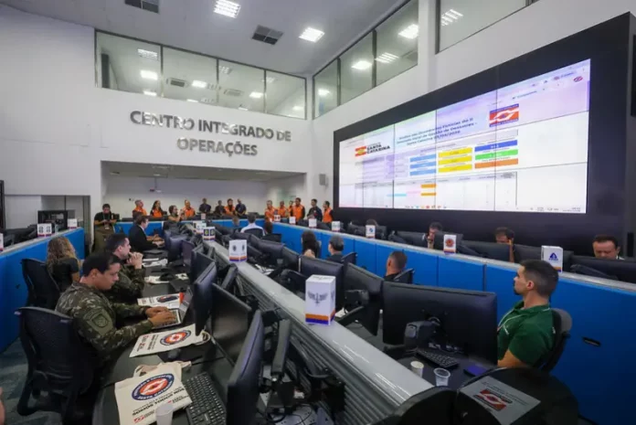 Centro Integrado de Operações da Defesa Civil de Santa Catarina durante reunião do GRAC para coordenar ações de resposta a desastres e atendimento a animais.