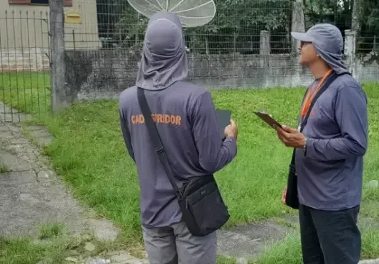 Agentes da Prefeitura de São José realizando levantamento territorial e atualização cadastral nos bairros