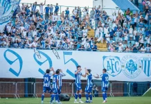 Avaí comemora em campo em frente a torcida a vitória no clássico