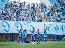 Avaí comemora em campo em frente a torcida a vitória no clássico