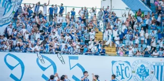 Avaí comemora em campo em frente a torcida a vitória no clássico