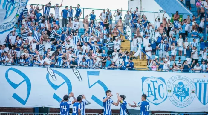 Avaí comemora em campo em frente a torcida a vitória no clássico