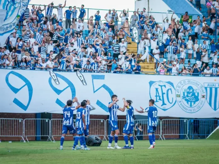 Avaí comemora em campo em frente a torcida a vitória no clássico