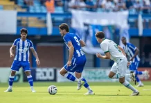 Futebol catarinense: Avaí vence, Figueirense preocupa e bastidores agitam Jogadores de Avaí e Juventude disputam bola em campo pela Série B, representando o momento do futebol catarinense