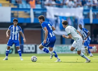 Futebol catarinense: Avaí vence, Figueirense preocupa e bastidores agitam Jogadores de Avaí e Juventude disputam bola em campo pela Série B, representando o momento do futebol catarinense