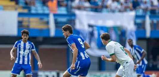 Jogadores de Avaí e Juventude disputam bola em campo pela Série B, representando o momento do futebol catarinense