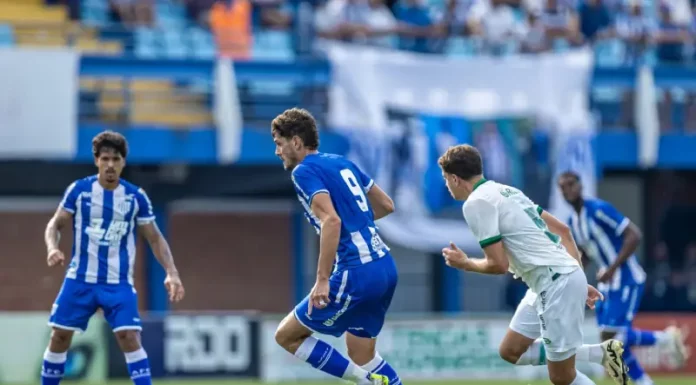 Jogadores de Avaí e Juventude disputam bola em campo pela Série B, representando o momento do futebol catarinense