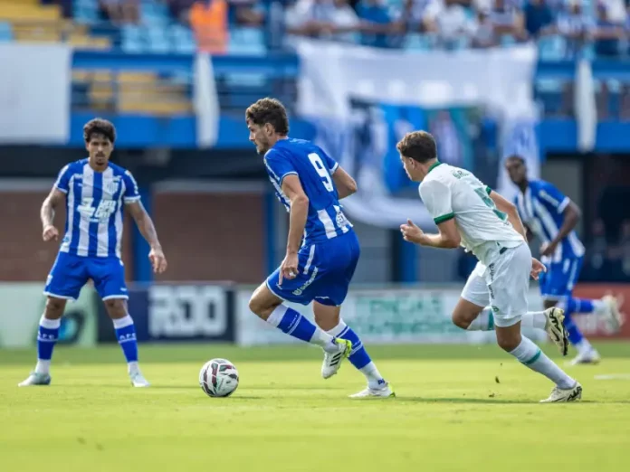 Jogadores de Avaí e Juventude disputam bola em campo pela Série B, representando o momento do futebol catarinense