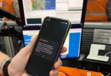 Simulado de desastres em Santa Catarina mobiliza estado com alerta de emergência Celular exibe alerta de emergência da Defesa Civil durante simulado de desastres em Santa Catarina, demonstrando o funcionamento do sistema de avisos à população.