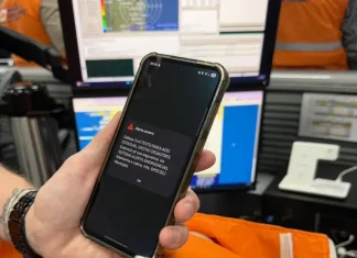 Simulado de desastres em Santa Catarina mobiliza estado com alerta de emergência Celular exibe alerta de emergência da Defesa Civil durante simulado de desastres em Santa Catarina, demonstrando o funcionamento do sistema de avisos à população.