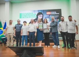 Autoridades assinam convênio que garante investimentos de R$ 28 milhões para obras e infraestrutura em Biguaçu, em parceria com o Governo do Estado de Santa Catarina.