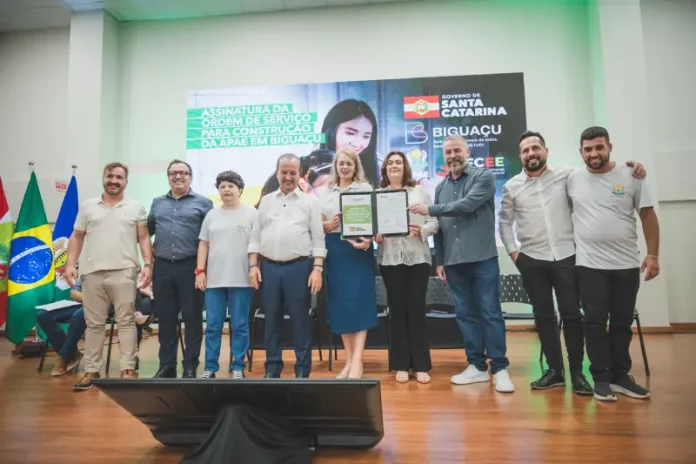 Autoridades assinam convênio que garante investimentos de R$ 28 milhões para obras e infraestrutura em Biguaçu, em parceria com o Governo do Estado de Santa Catarina.