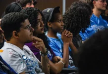 Jovens participando de palestra na ONG Prototipando a Quebrada como parte do programa de capacitação tecnológica de jovens.