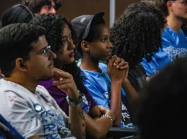 Jovens participando de palestra na ONG Prototipando a Quebrada como parte do programa de capacitação tecnológica de jovens.