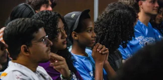 Jovens participando de palestra na ONG Prototipando a Quebrada como parte do programa de capacitação tecnológica de jovens.