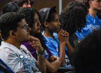 Jovens participando de palestra na ONG Prototipando a Quebrada como parte do programa de capacitação tecnológica de jovens.