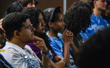 Jovens participando de palestra na ONG Prototipando a Quebrada como parte do programa de capacitação tecnológica de jovens.
