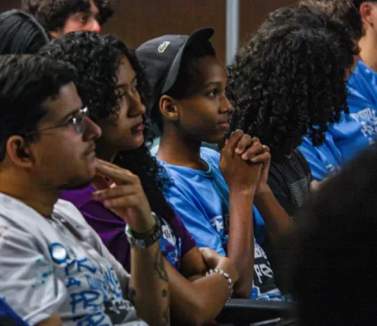 Jovens participando de palestra na ONG Prototipando a Quebrada como parte do programa de capacitação tecnológica de jovens.