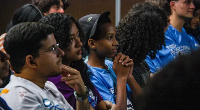 Jovens participando de palestra na ONG Prototipando a Quebrada como parte do programa de capacitação tecnológica de jovens.