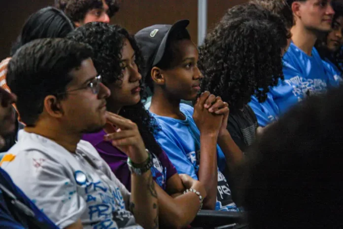 Jovens participando de palestra na ONG Prototipando a Quebrada como parte do programa de capacitação tecnológica de jovens.