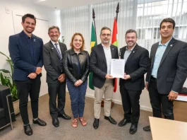 Santa Catarina firma cooperação em ciência e tecnologia com Universidade de Coimbra Representantes de Santa Catarina e da Universidade de Coimbra seguram protocolo de cooperação em ciência e tecnologia da SCTI, incluindo inovação e transformação digital