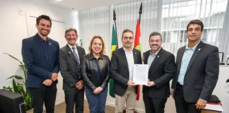 Representantes de Santa Catarina e da Universidade de Coimbra seguram protocolo de cooperação em ciência e tecnologia da SCTI, incluindo inovação e transformação digital