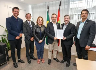 Representantes de Santa Catarina e da Universidade de Coimbra seguram protocolo de cooperação em ciência e tecnologia da SCTI, incluindo inovação e transformação digital