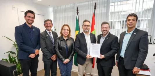 Santa Catarina firma cooperação em ciência e tecnologia com Universidade de Coimbra Representantes de Santa Catarina e da Universidade de Coimbra seguram protocolo de cooperação em ciência e tecnologia da SCTI, incluindo inovação e transformação digital