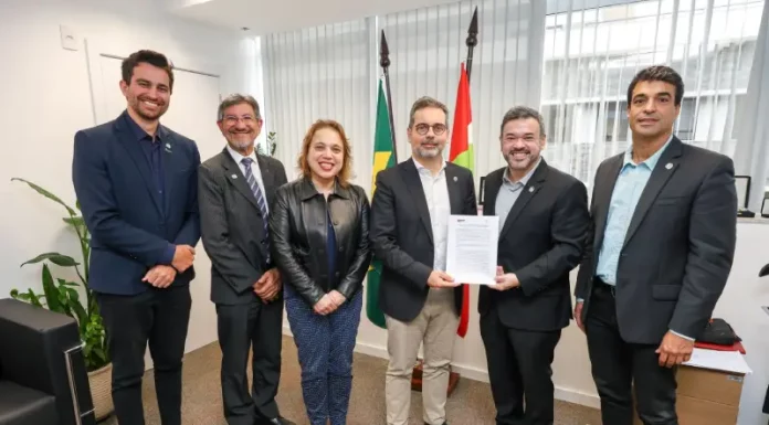 Santa Catarina firma cooperação em ciência e tecnologia com Universidade de Coimbra Representantes de Santa Catarina e da Universidade de Coimbra seguram protocolo de cooperação em ciência e tecnologia da SCTI, incluindo inovação e transformação digital