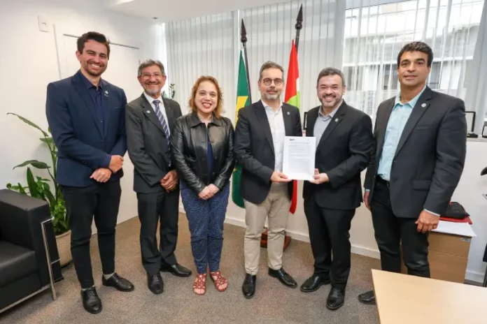 Representantes de Santa Catarina e da Universidade de Coimbra seguram protocolo de cooperação em ciência e tecnologia da SCTI, incluindo inovação e transformação digital