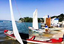 Participantes preparando as canoas no Trapiche para a Corrida de Canoa em São José, celebrando a tradição açoriana.