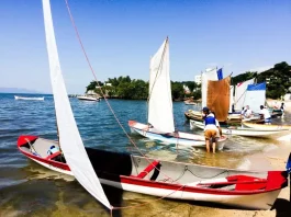 Participantes preparando as canoas no Trapiche para a Corrida de Canoa em São José, celebrando a tradição açoriana.