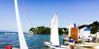 Participantes preparando as canoas no Trapiche para a Corrida de Canoa em São José, celebrando a tradição açoriana.