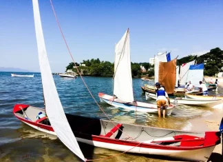 Participantes preparando as canoas no Trapiche para a Corrida de Canoa em São José, celebrando a tradição açoriana.