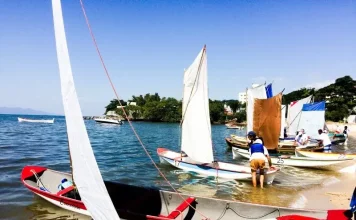 Participantes preparando as canoas no Trapiche para a Corrida de Canoa em São José, celebrando a tradição açoriana.