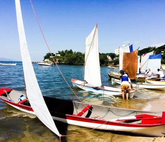 Participantes preparando as canoas no Trapiche para a Corrida de Canoa em São José, celebrando a tradição açoriana.