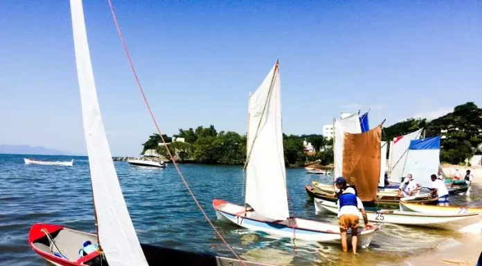 Participantes preparando as canoas no Trapiche para a Corrida de Canoa em São José, celebrando a tradição açoriana.