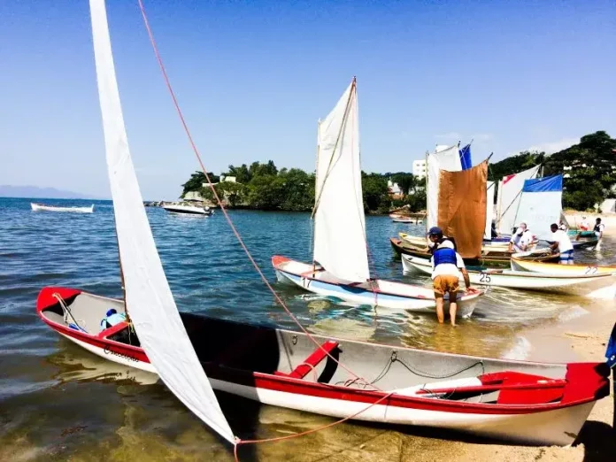 Participantes preparando as canoas no Trapiche para a Corrida de Canoa em São José, celebrando a tradição açoriana.