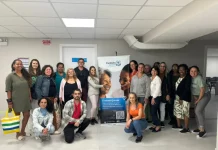 Integrantes do curso Cuidado Quirido posam após capacitação para cuidadores de idosos