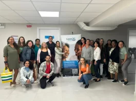 Integrantes do curso Cuidado Quirido posam após capacitação para cuidadores de idosos