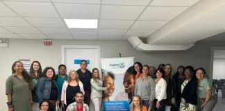 Integrantes do curso Cuidado Quirido posam após capacitação para cuidadores de idosos