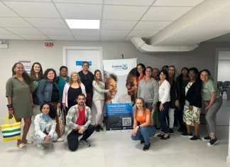 Integrantes do curso Cuidado Quirido posam após capacitação para cuidadores de idosos