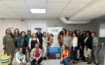 Integrantes do curso Cuidado Quirido posam após capacitação para cuidadores de idosos