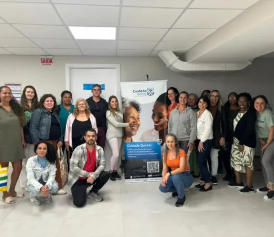 Integrantes do curso Cuidado Quirido posam após capacitação para cuidadores de idosos